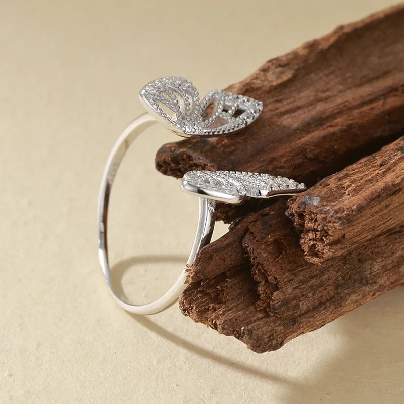 Velina – Butterfly Ring with Tiny Diamonds