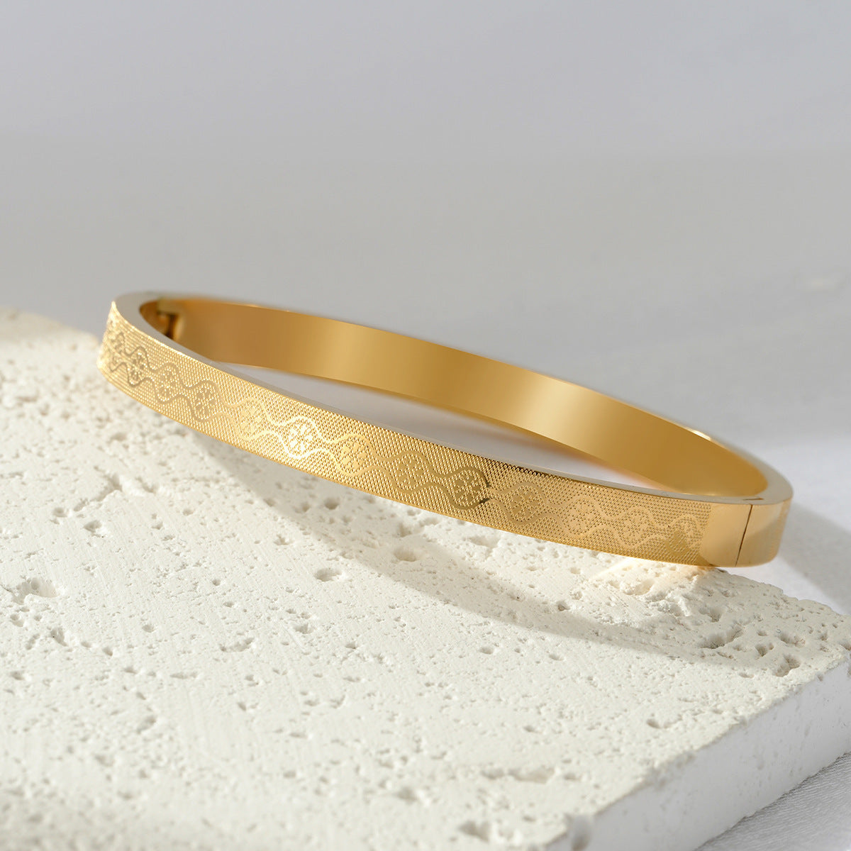 Korvia – Buckle Bracelet
